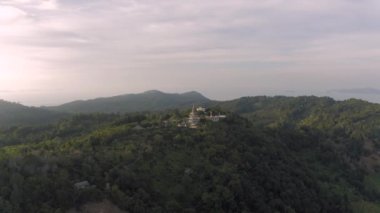 Samui Adası 'ndaki altın Buda heykeli havalandı, 4k İHA uçuşu