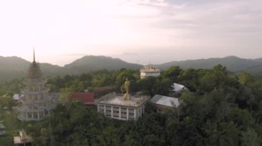 Samui Adası 'ndaki altın Buda heykeli havalandı, 4k İHA uçuşu