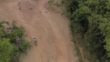 Tayland Phuket Adası 4k insansız hava aracı ile Enduro bisiklet yolculuğu