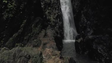 Phuket Adası 'ndaki şelale, Tayland, 4k İHA atışı