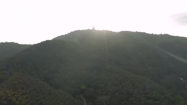 Μεγάλο άγαλμα του Βούδα στο λόφο στο νησί Πουκέτ Sunset 4k Drone πτήση — Αρχείο Βίντεο