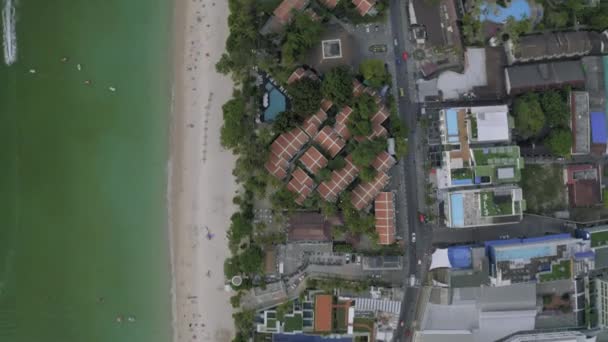 Praia de Patong e vida na cidade na Tailândia Phuket Island voo 4K Drone — Vídeo de Stock