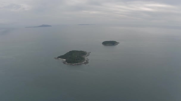 プーケットの近くの島の金仏像、 4kドローン飛行 — ストック動画