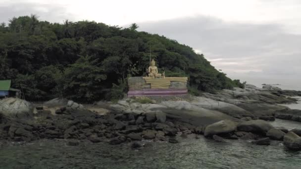 Estatua de Buda de oro en la isla cerca de Phuket, vuelo 4K Drone — Vídeos de Stock