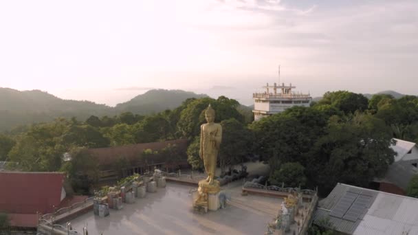 Złoty posąg Buddy na Samui Island miuntain, lot dronem 4k — Wideo stockowe