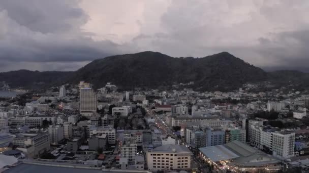 Patong miasto Wieczorne życie, domy i hotele na wyspie Phuket, Tajlandia lot dronem 4k — Wideo stockowe