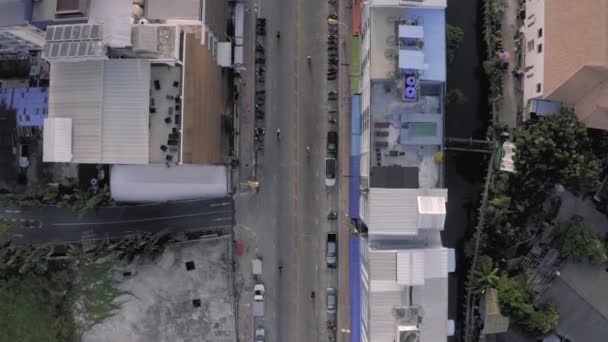 Tráfico de coches y bicicletas en la ciudad de Patong, Tailandia Phuket Island 4K Vuelo Drone — Vídeos de Stock