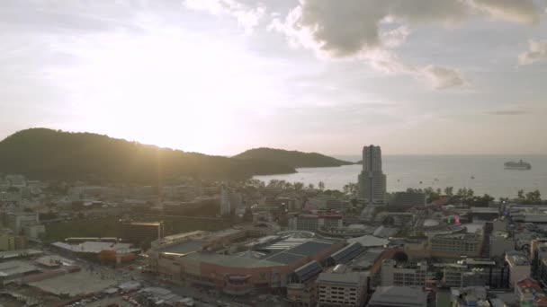 Czas zachodu słońca w Patong, domy i hotele na wyspie Phuket, Tajlandia lot dronem 4k — Wideo stockowe