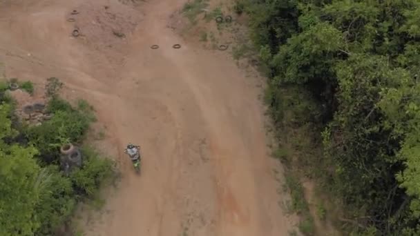 Enduro kerékpározás Thaiföldön Phuket 4k sziget Drone repülés — Stock videók