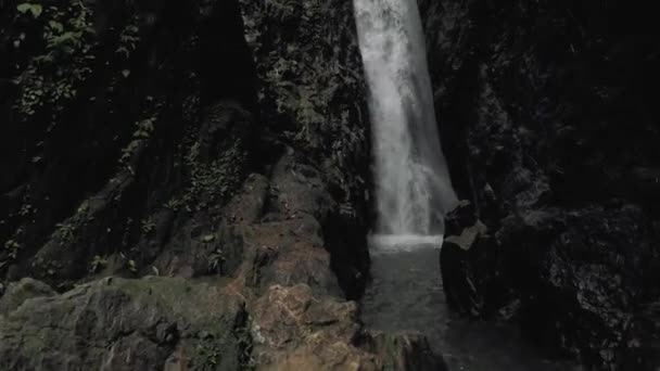 プーケット島の滝、タイ、 4kドローンショット — ストック動画