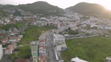 Patong şehrinde, Tayland Phuket Adası 4k insansız hava aracı günbatımı trafiği