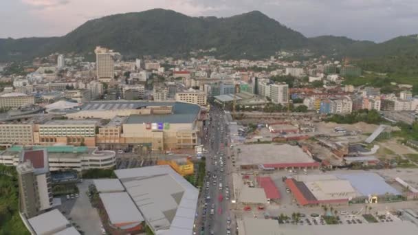 Tráfico de coches y bicicletas en la ciudad de Patong, Tailandia Phuket Island 4K Vuelo Drone — Vídeo de stock