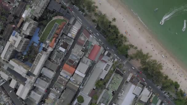 Patong City et Beach vie avec des voitures et des bateaux en Thaïlande Phuket Island 4K Drone vol — Video