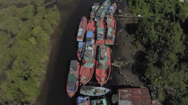Рыбалка Лодки парковка на реке в Азии 4k дрон выстрел — стоковое видео
