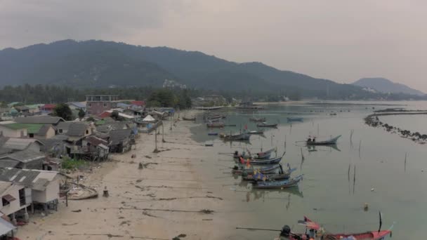 Vissersdorp en boten in Samui Island Thailand — Stockvideo