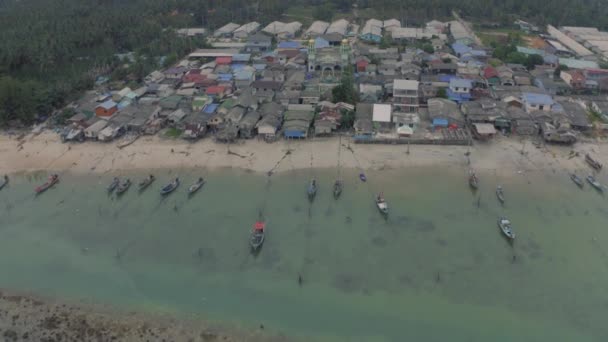 Деревня рыбаков и лодки на острове Самуи Таиланд — стоковое видео
