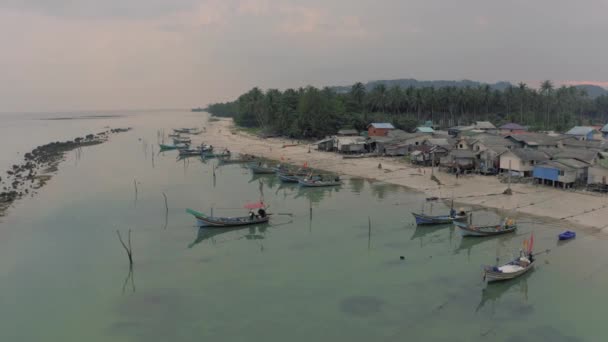 Fischerdorf und Boote in Samui Island Thailand — Stockvideo