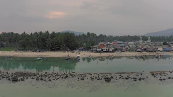 Fishermans Village y barcos en Samui Island Tailandia — Vídeo de stock