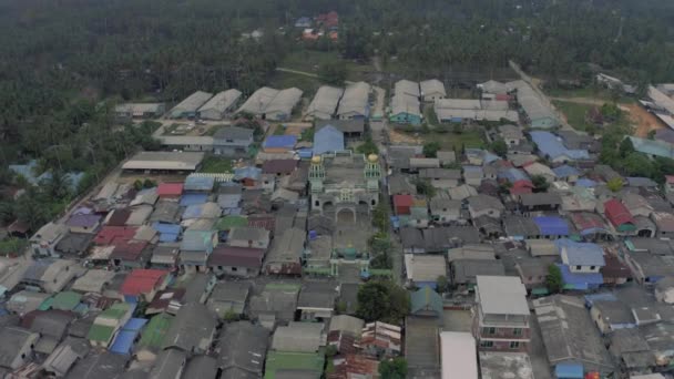 Casas e Mesquita Muçulmana em Fishermans Village, Samui Island Tailândia — Vídeo de Stock