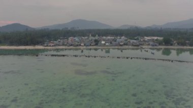 Balıkçı Köyü ve Samui Adası Tayland 'daki tekneler