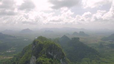 Asya 'daki Dağlar ve Orman Ormanı, Tayland, 4k Drone