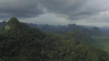 Asya 'daki Dağlar ve Orman Ormanı, Tayland, 4k Drone