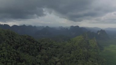 Asya 'daki Dağlar ve Orman Ormanı, Tayland, 4k Drone