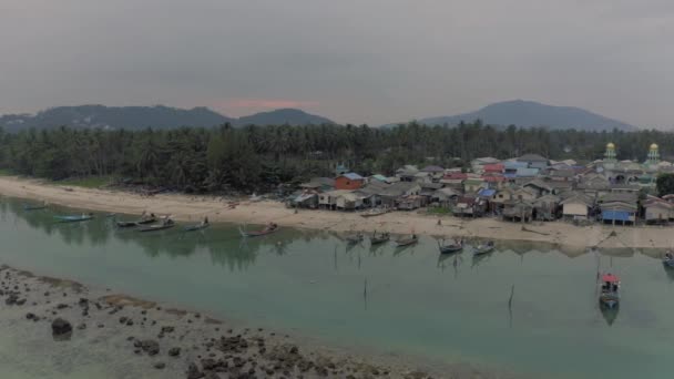 Деревня рыбаков и лодки на острове Самуи Таиланд — стоковое видео
