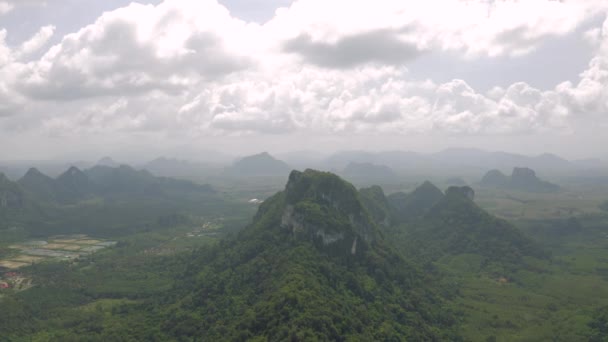 Pegunungan dan Hutan Hutan di Asia, Thailand, 4K Drone shot — Stok Video