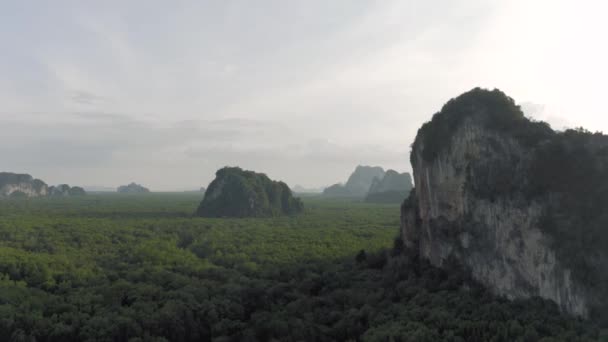 Berge und Dschungel in Asien, Thailand, 4k Drohnenschuss — Stockvideo