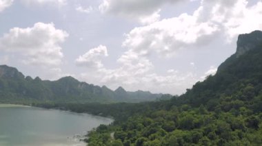 Asya 'daki Mavi Deniz ve Orman Dağları, Tayland, 4k Drone