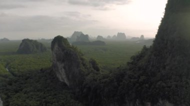 Asya 'da, Tayland' da Orman ve Dağların Arasındaki Nehir, 4k Drone