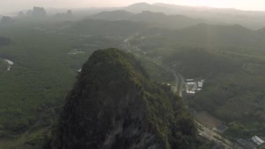 Asya, Tayland ve 4k İHA 'lar arasında dağlar ve tropikal ormanlar arası otoyol