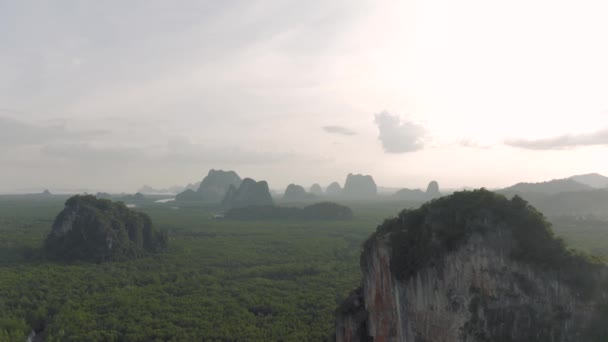 Hegyek és dzsungel erdő Ázsiában, Thaiföldön, 4k Drone shot — Stock videók