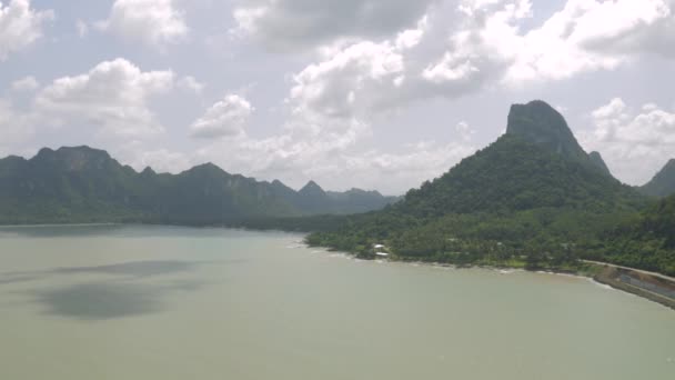 Mar Azul y Montañas de la Selva en Asia, Tailandia, tiro 4K Drone — Vídeos de Stock
