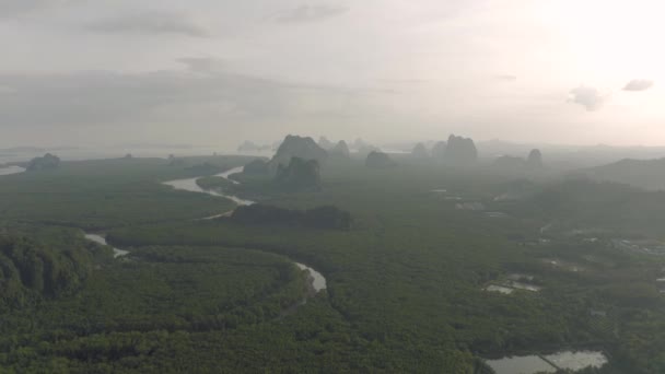 Rzeka wśród dżungli i gór w Azji, Tajlandia, 4k Drone shot — Wideo stockowe