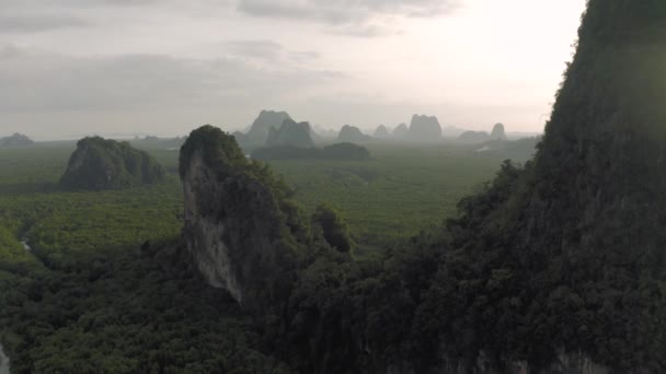 Folyó a dzsungel és a hegyek között Ázsiában, Thaiföldön, 4k Drone shot — Stock videók