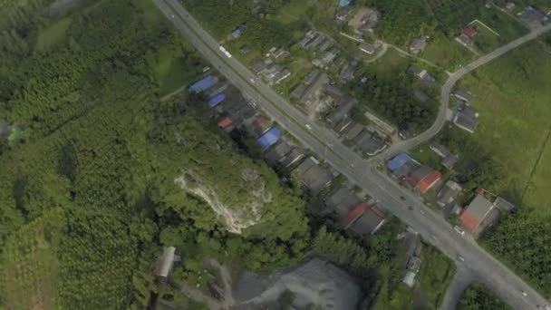 Autoroute entre les montagnes et la forêt tropicale en Asie, Thaïlande, 4K Drone shot 