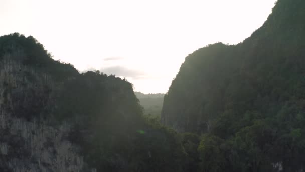 Autobahn zwischen Bergen und Tropenwald in Asien, Thailand, 4k Drohnenschuss — Stockvideo
