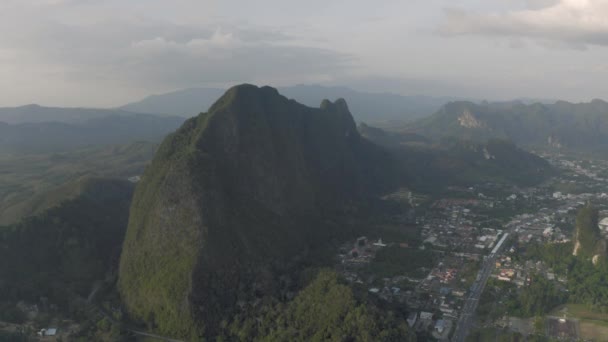 Autópálya a hegyek és a trópusi erdő között Ázsiában, Thaiföldön, 4k Drone shot — Stock videók