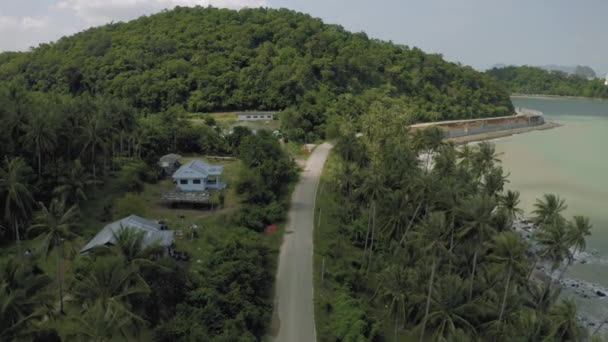 Road with Palms next to the Ocean in Asia, Thailand, 4k Πυροβολισμός με Drone — Αρχείο Βίντεο