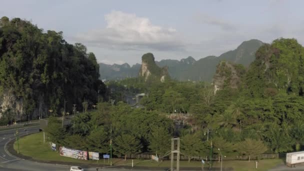 Autoroute entre les montagnes et la forêt tropicale en Asie, Thaïlande, 4K Drone shot — Video