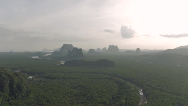 Řeka mezi džunglí a horami v Asii, Thajsko, 4k Dron výstřel — Stock video