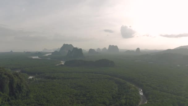 Fluss zwischen Dschungel und Bergen in Asien, Thailand, 4k Drohnenschuss — Stockvideo