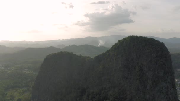 아시아의 산 과 열 대 우림 사이의 고속도로, 태국 , 4K 드론 샷 — 비디오