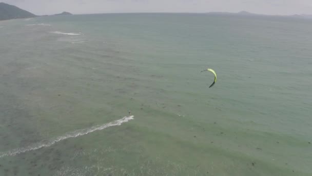パンガン島のタイブルーの海でカイトサーフィン — ストック動画