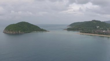 Tayland 'da Phangan Adası Sahil Hattı, Orman, Kumsal ve Mavi Deniz, 4k Drone