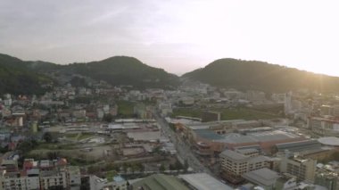 Patong şehrinde, Tayland Phuket Adası 4k insansız hava aracı günbatımı trafiği