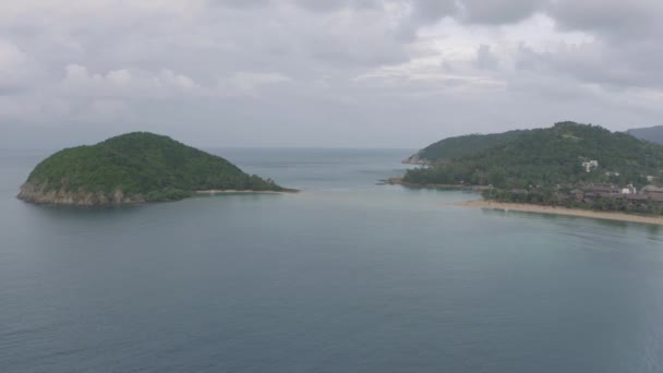 Phangan Island Coastline, Bosque, Playa y Mar Azul en Tailandia, 4K Drone shot — Vídeo de stock