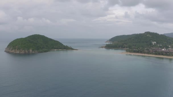 Phangan Island Coastline, Foresta, Spiaggia e mare blu in Thailandia, 4K Drone shot — Video Stock